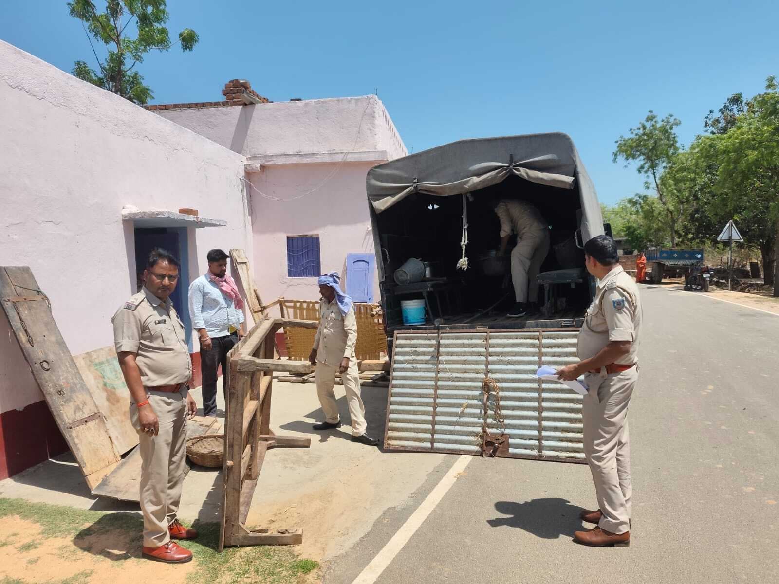 Deoghar news : लड़की को भगाने के फरार आरोपी के घर पुलिस ने की कुर्की जब्ती