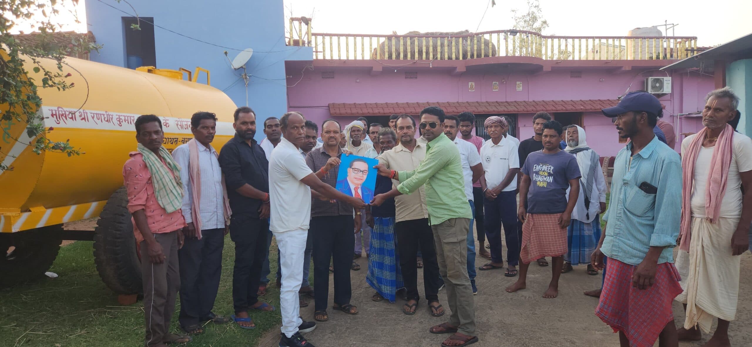 मुखिया ने निजी मद से उपलब्ध कराया पानी टैंकर