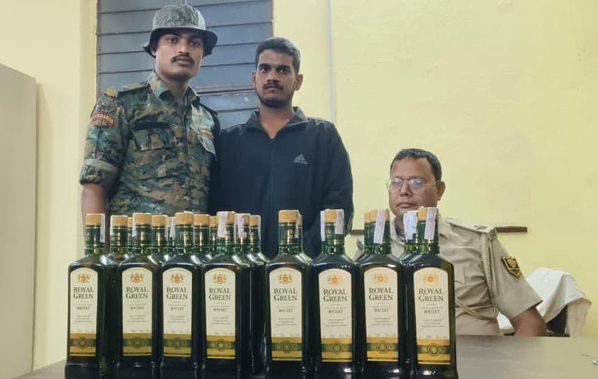 रेलवे स्टेशन से 18 लीटर शराब के साथ युवक गिरफ्तार