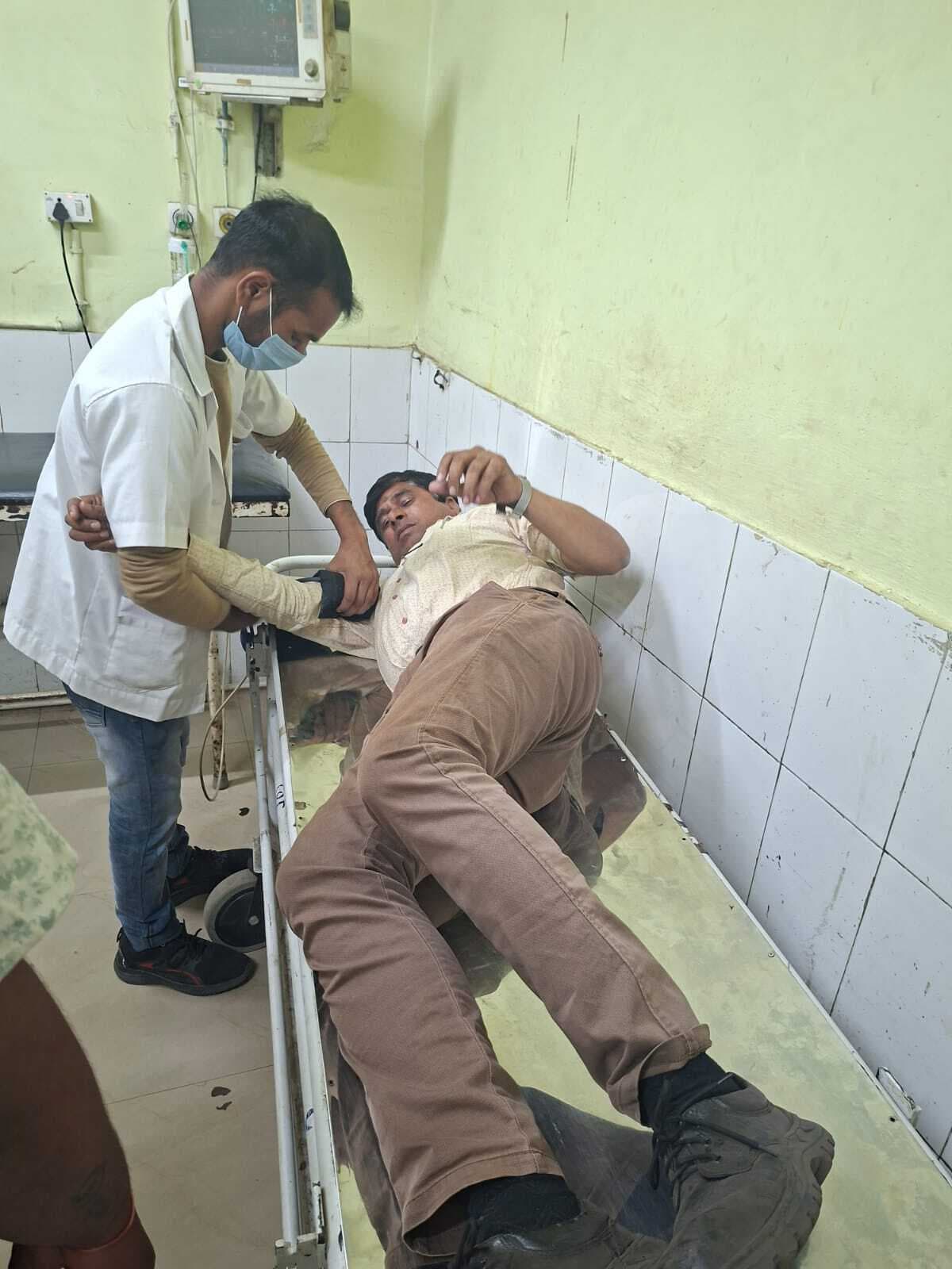 Dhanbad News: नियोजन की मांग को ले काली बस्ती के आउटसोर्सिंग कंपनी में हंगामा, मारपीट