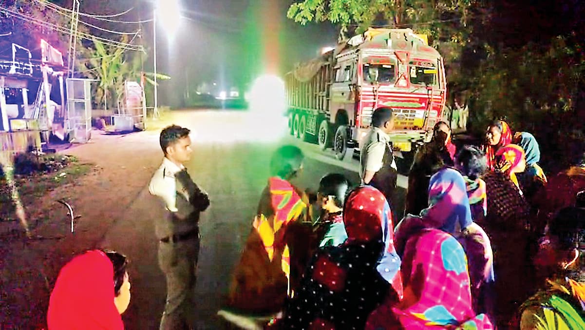 Sambalpur News: महिलाओं ने 13 टन कोयला लदे ट्रक को पूरी रात रोके रखा, जताया विरोध