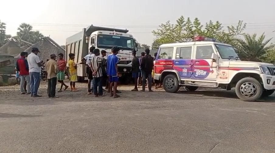 हाइवा ने रौंदी परिवार की उम्मीदें, स्कूल ले जा रहे पिता की मौत, बेटी घायल