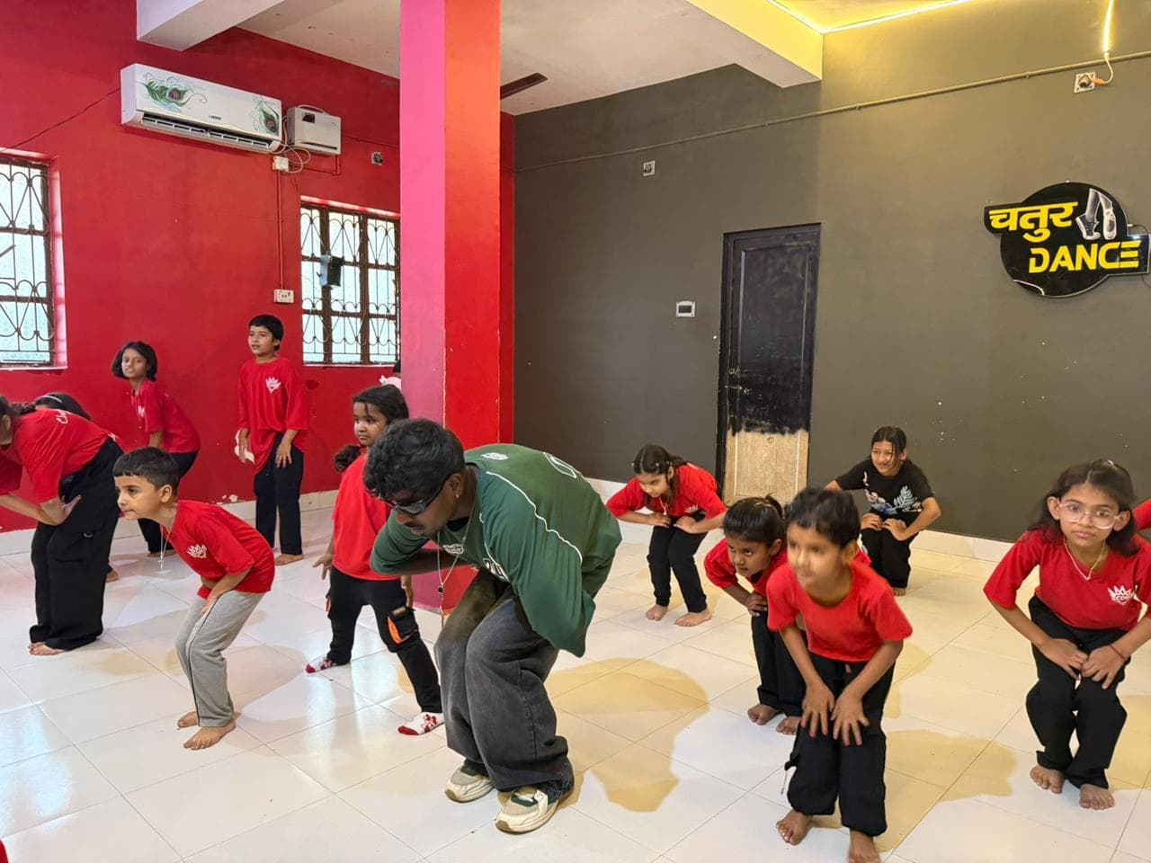 चतुर डांस अकादमी में बच्चों ने सीखी नृत्य की बारीकियां