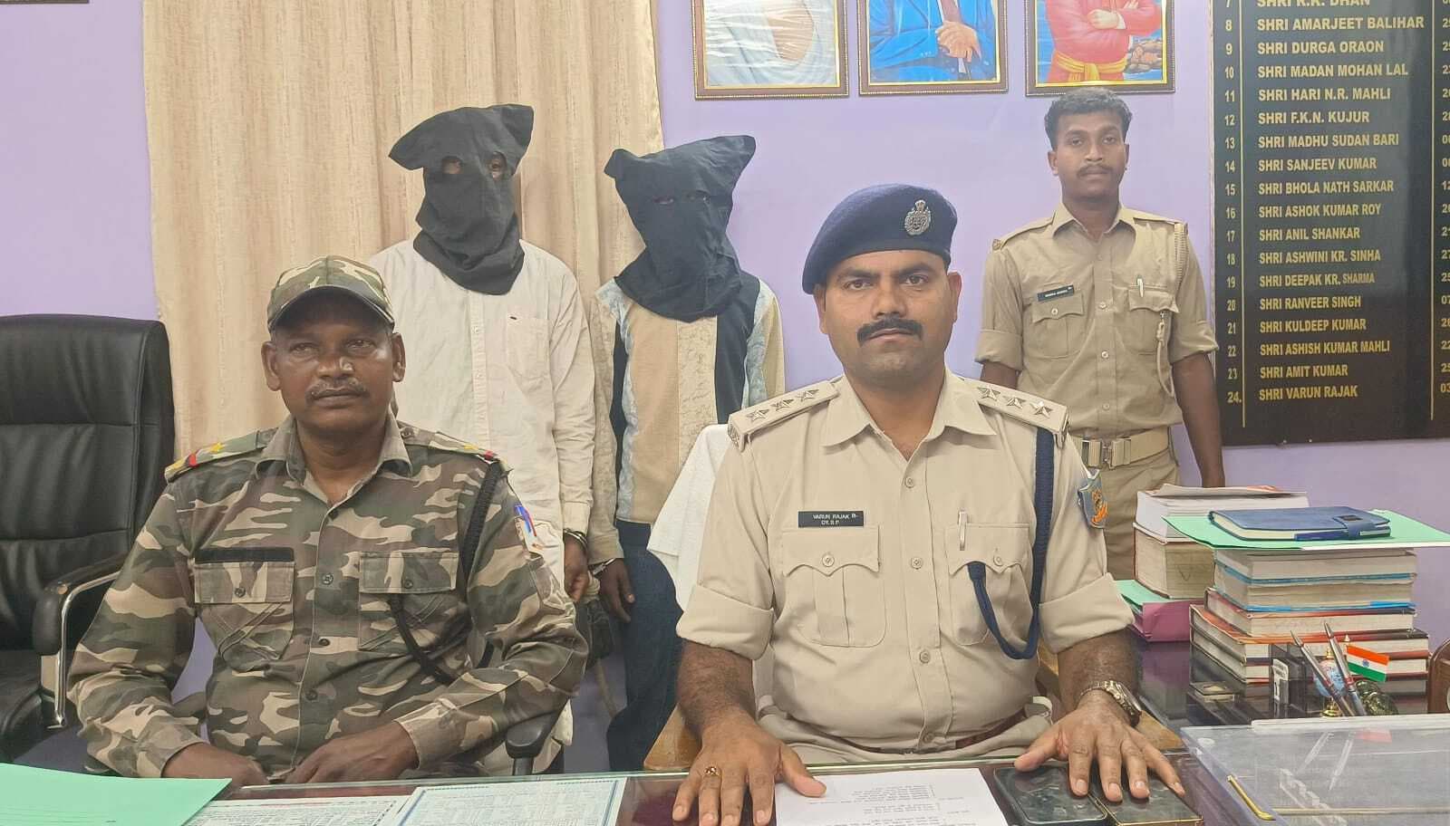 कुल्हाड़ी से मार कर चाची की हत्या के आरोप में दो गिरफ्तार