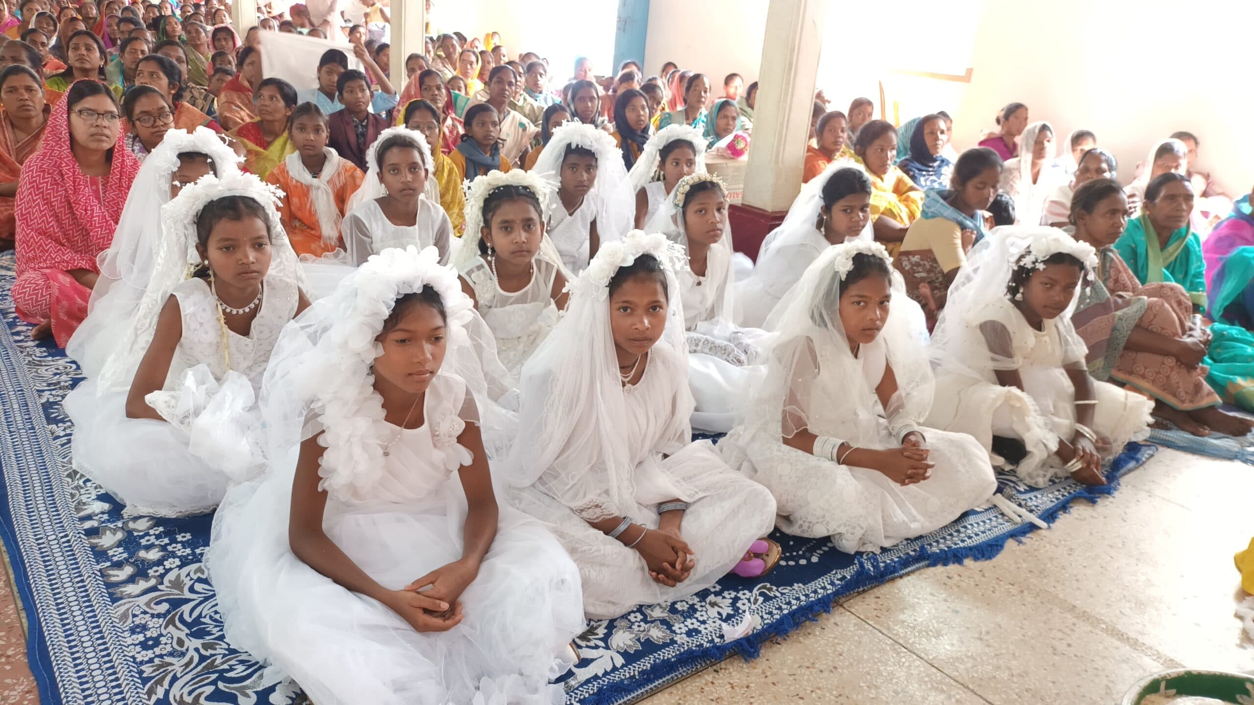 सफेद रविवार को 24 बच्चों ने ग्रहण किया पहला परम प्रसाद