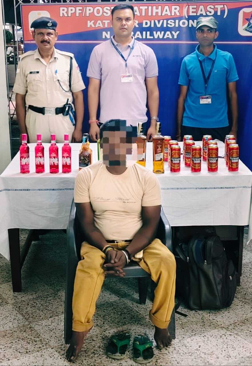 22 बोतल शराब के साथ तस्कर गिरफ्तार