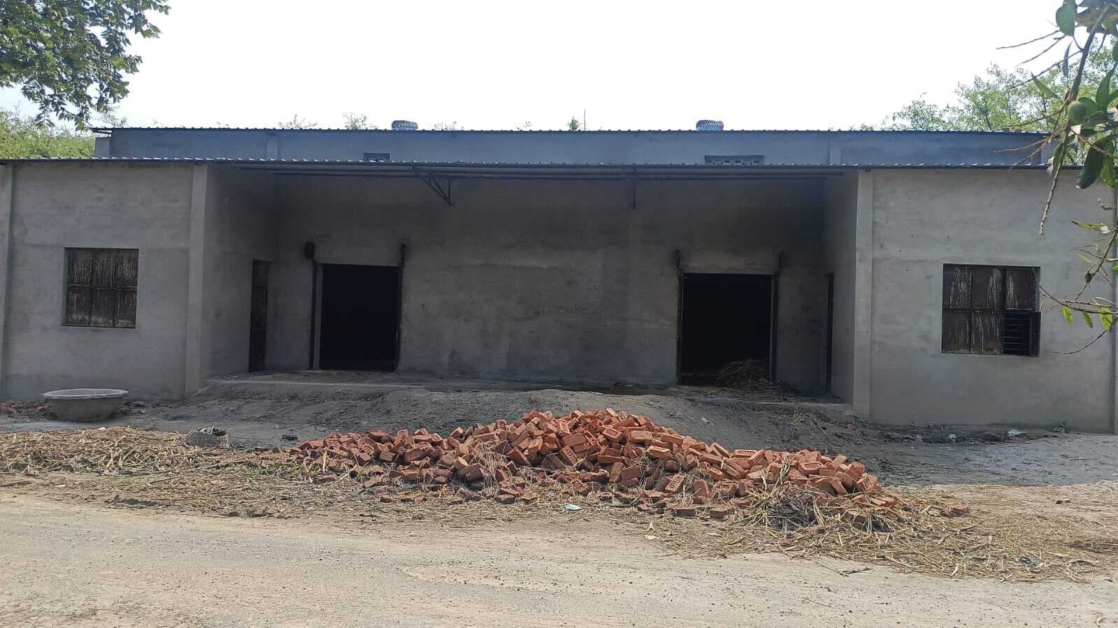 झाला पंचायत में पैक्स गोदाम निर्माण अधर में, किसान परेशान