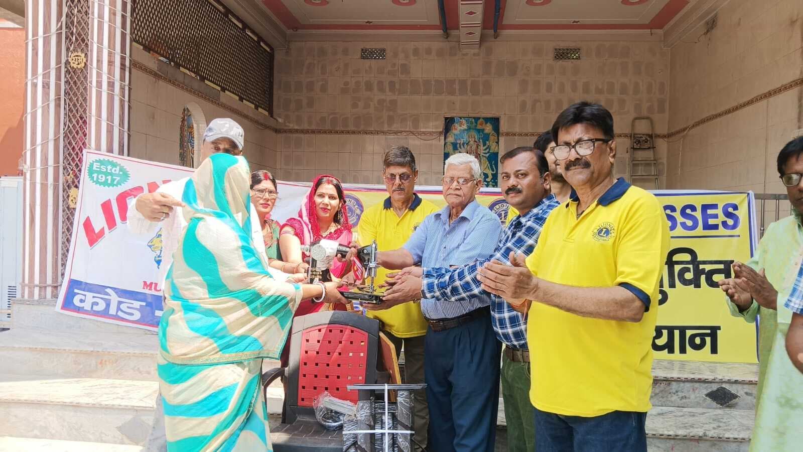 नशा मुक्त के संकल्प के साथ निकली जागरूकता रैली, जरूरतमंद महिला को मिली सिलाई मशीन