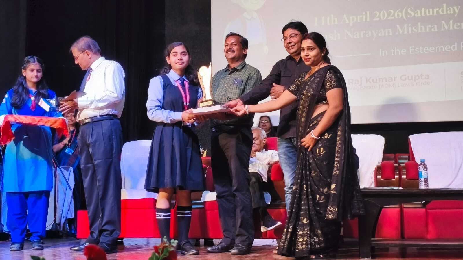 स्कूल में रेणु के बेटे व पोती हुई सम्मानित