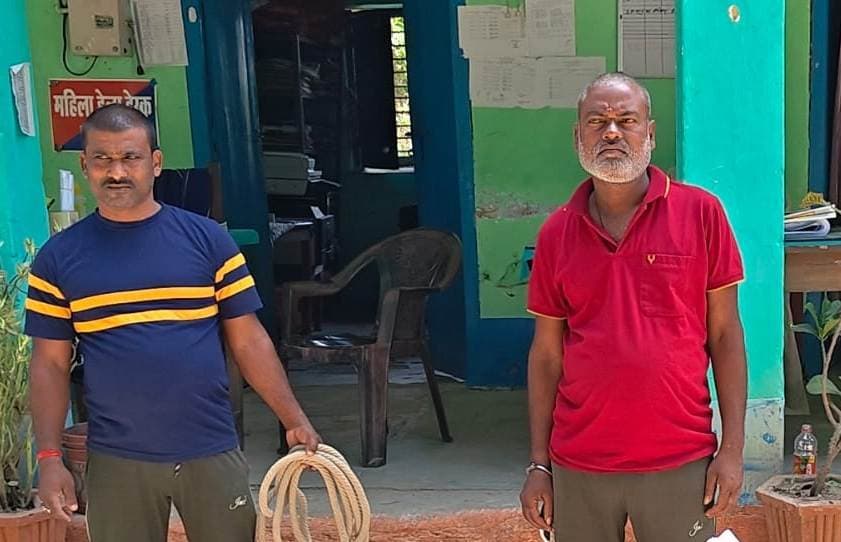 बाइक से डिलिवरी देने जा रहा एक तस्कर महुआ शराब के साथ गिरफ्तार