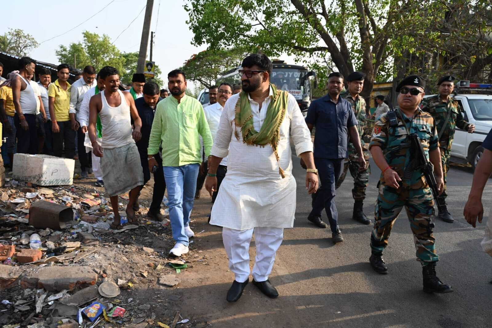 पीड़ित दुकानदारों से मिले मंत्री हफीजुल हसन