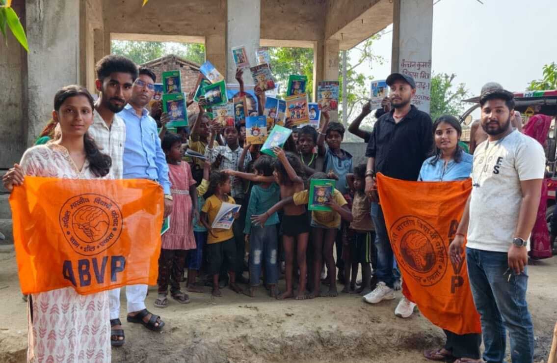 जयंती पर अभाविप ने कॉपी, कलम व पुस्तकों का किया वितरण