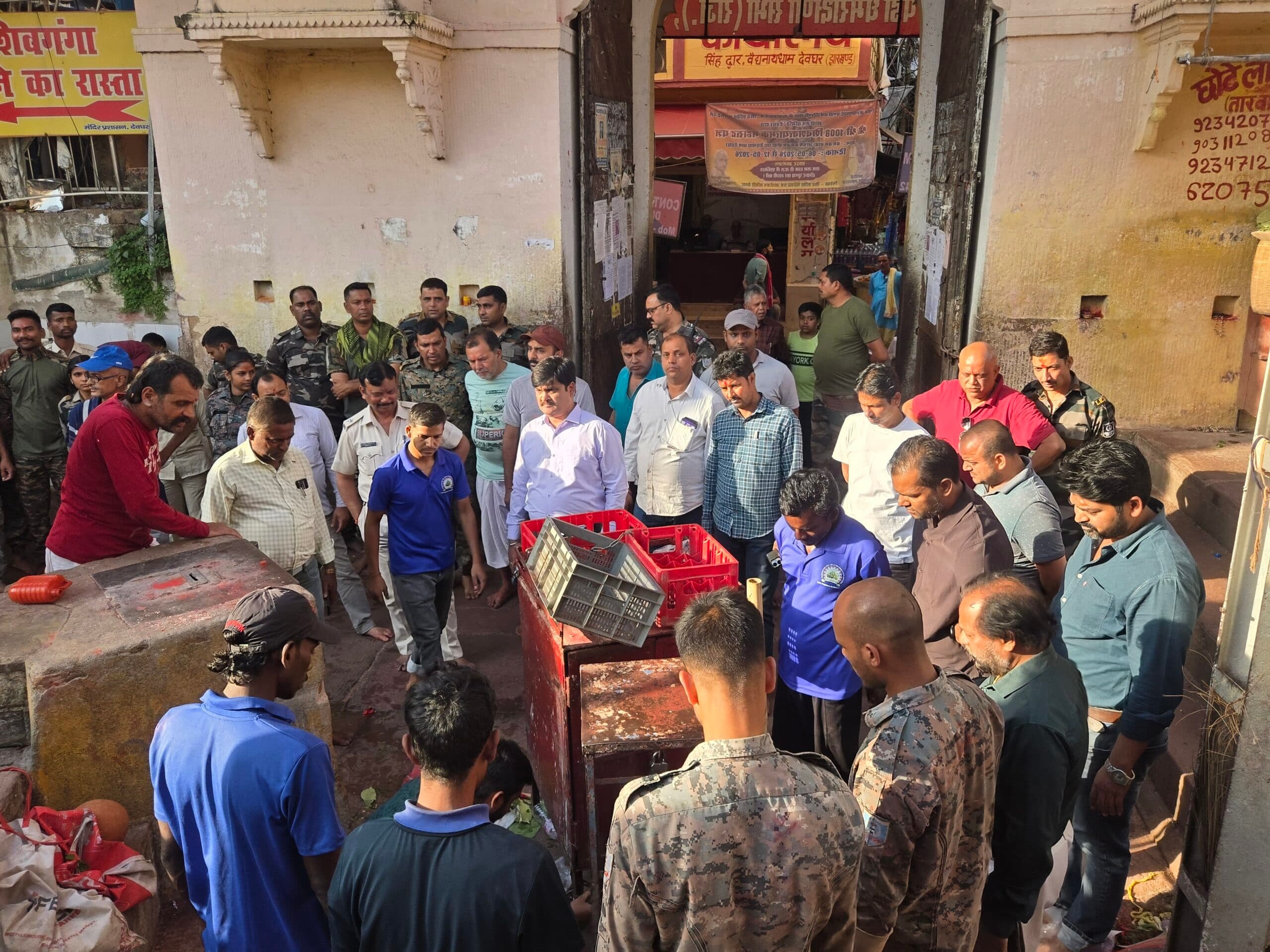 सुरक्षा- व्यवस्था मजबूत करने के लिए मंदिर परिसर से एसडीओ ने हटवाये अवैध काउंटर