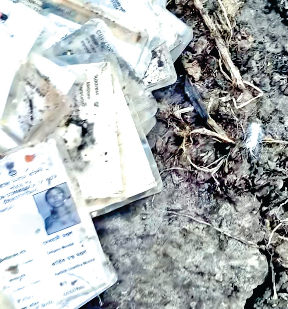 रामपुरहाट में कचरे से मिले दर्जनों वोटर कार्ड, मची हलचल