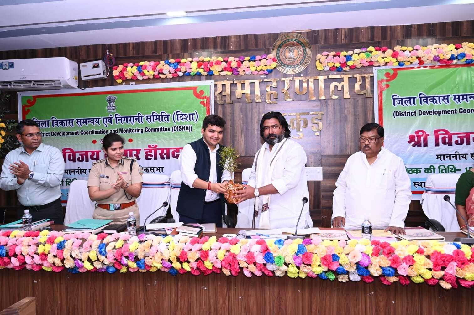 विकास कार्यों को समय पर पूरा करें: सांसद