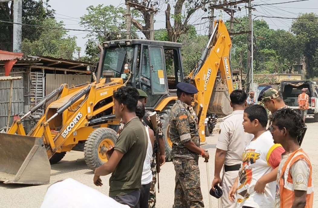 स्टेट हाइवे को जोड़नेवाली सड़क से प्रशासन ने कराया अतिक्रमण मुक्त