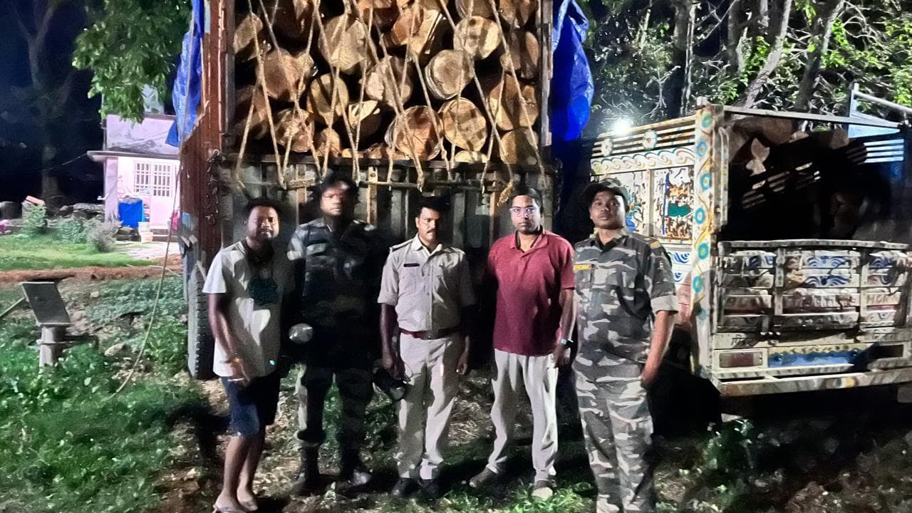 अवैध अर्जुन लकड़ी लदा ट्रक जब्त