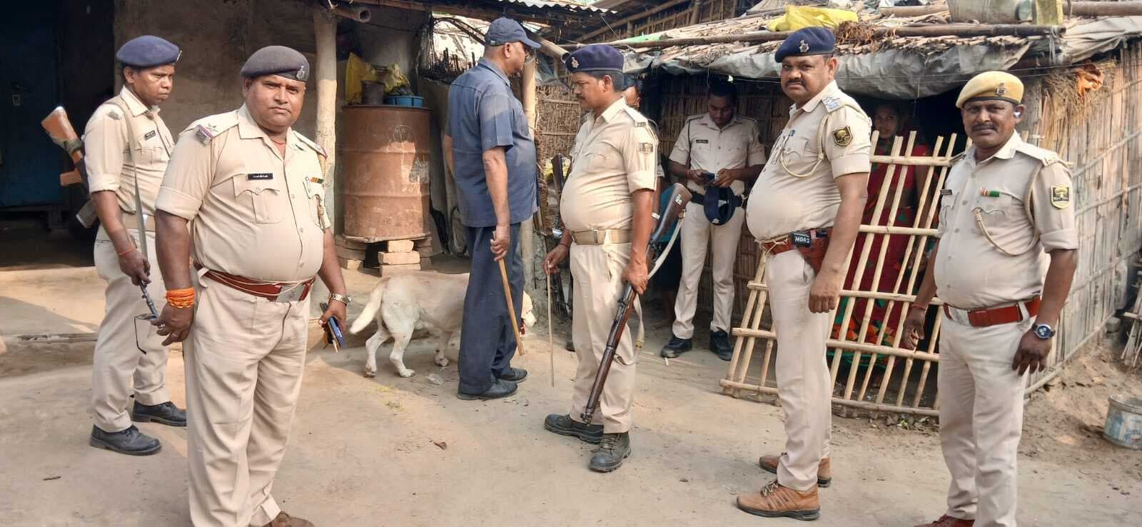 जिला डॉग स्क्वायड टीम ने की छापेमारी