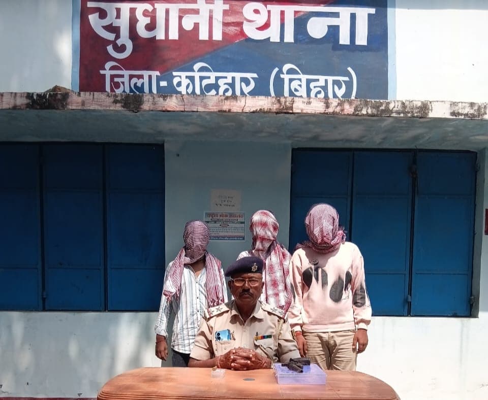 रात के अंधेरे में पुलिस का शिकंजा, तीन हथियारबंद गिरफ्तार