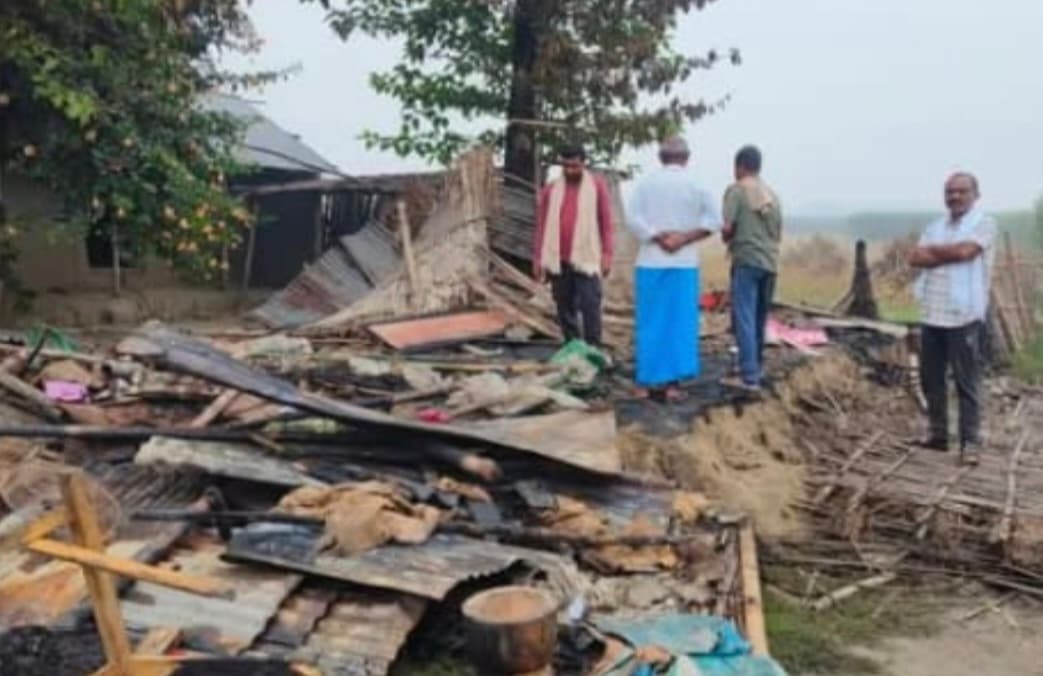 रहटा पंचायत के मुनि टोला में लगी आग, एक घर जलकर राख