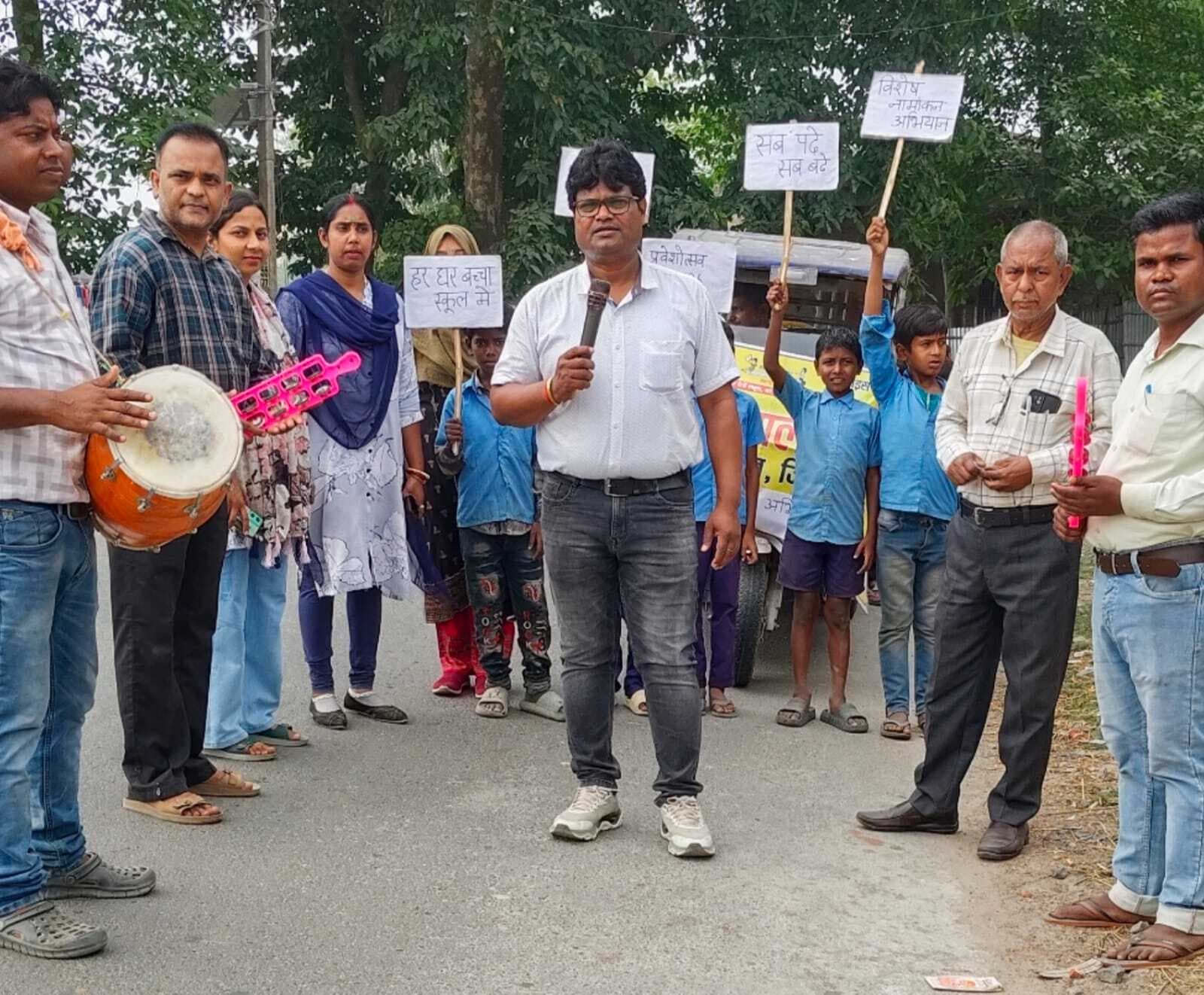 ढोल मंजिरा के साथ चलाया नामांकन अभियान