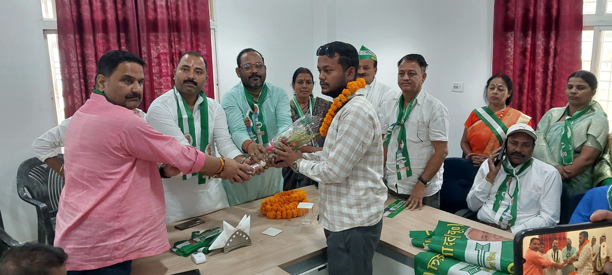 जदयू की ओर युवाओं का बढ़ता रुझान, दर्जनों ने थामा पार्टी का दामन