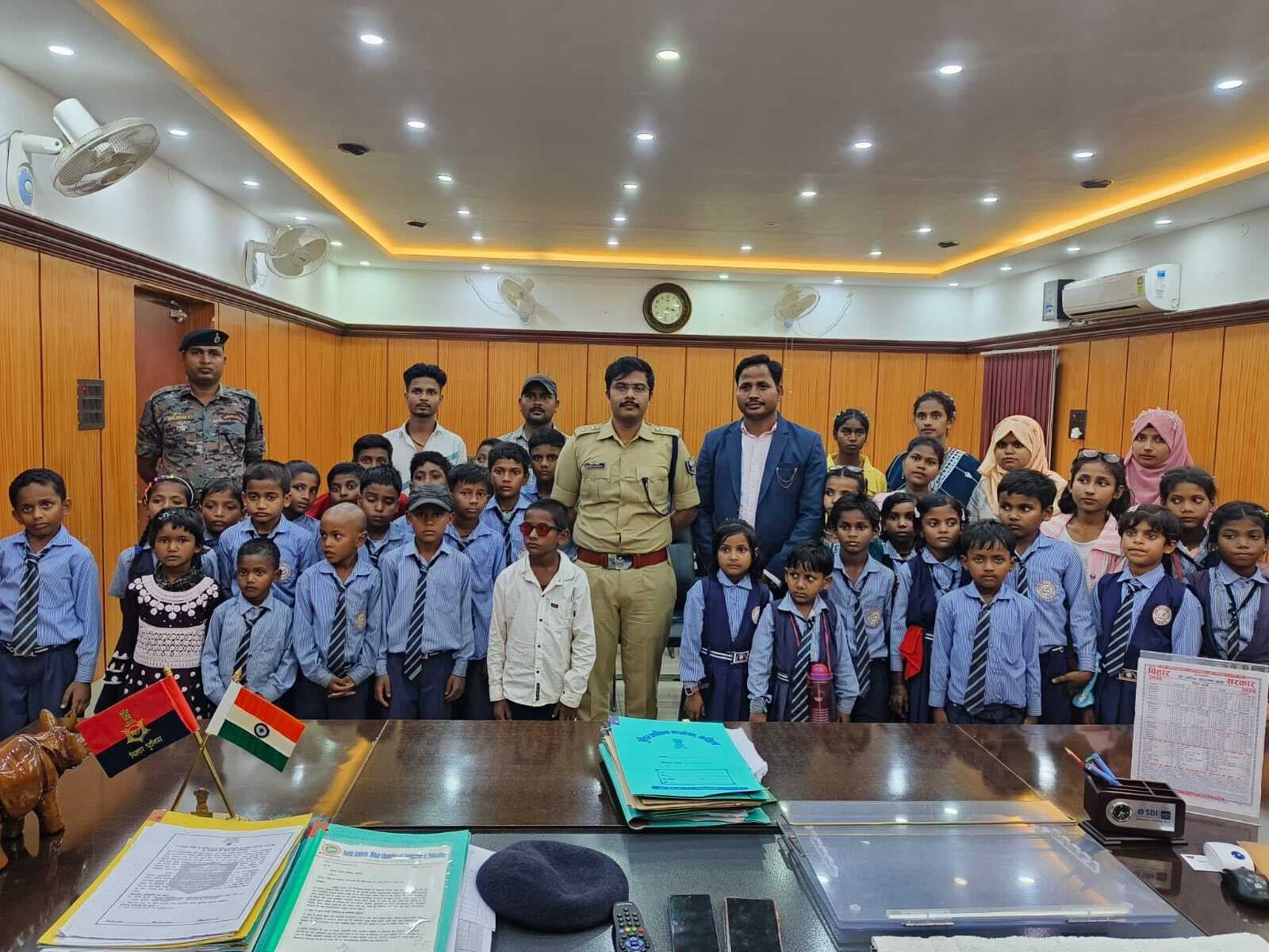 शैक्षणिक टूर के दौरान बच्चों ने एसपी से की मुलाकात