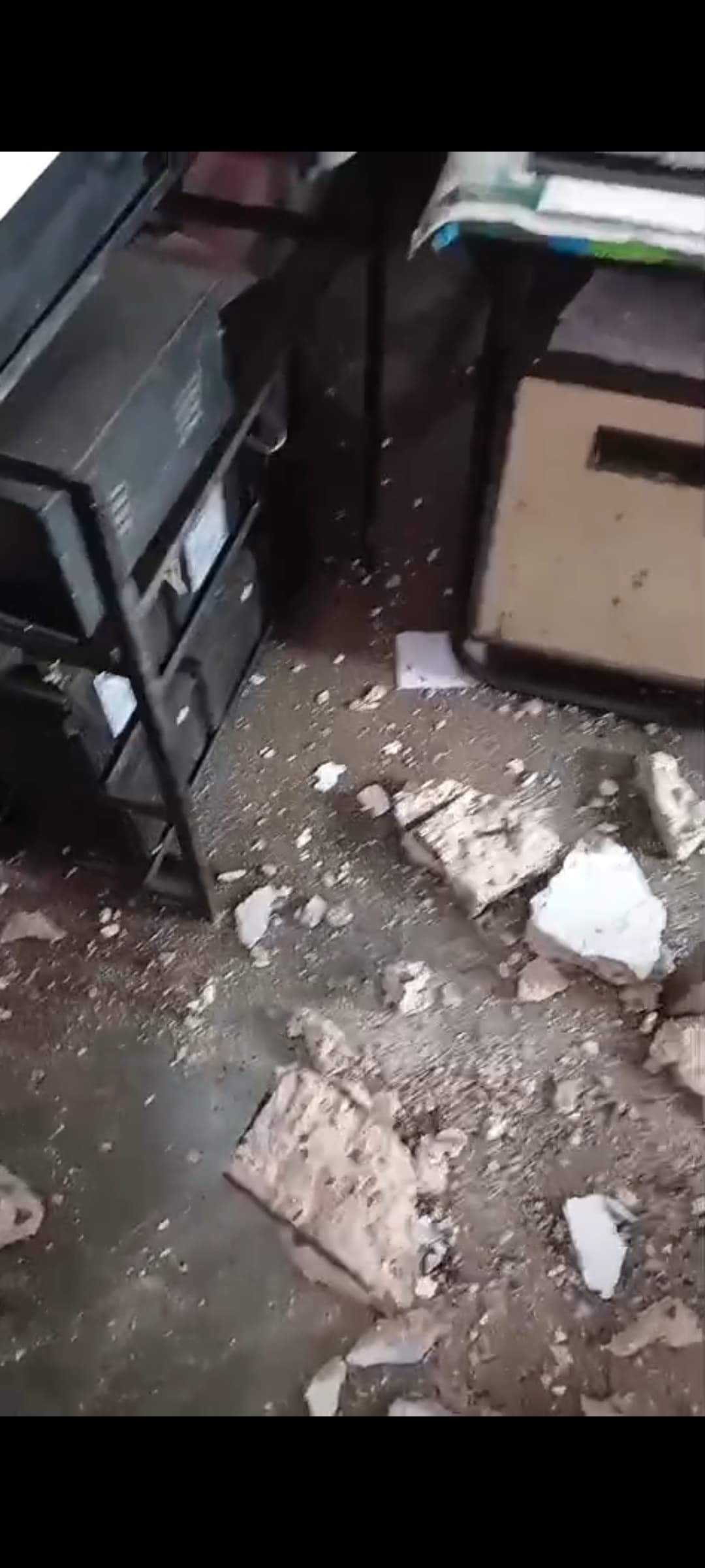 चितरा : गिरजा कांटा घर की छत का हिस्सा गिरा, बाल-बाल बचे कर्मी