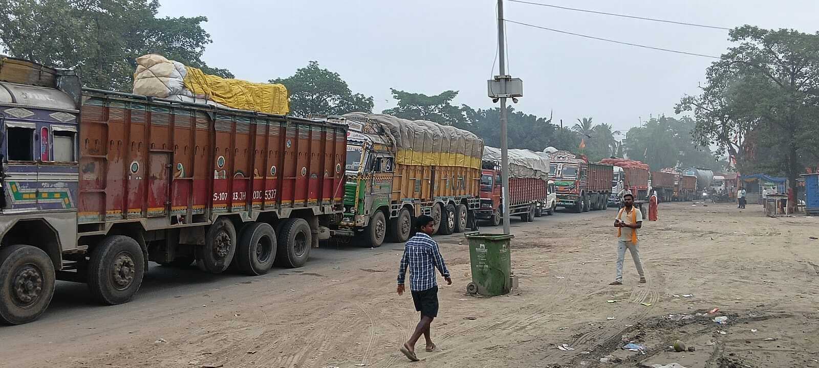 एनएच 31 पर लगा रात में जाम, बारह घंटे बाद सुबह टूटा जाम