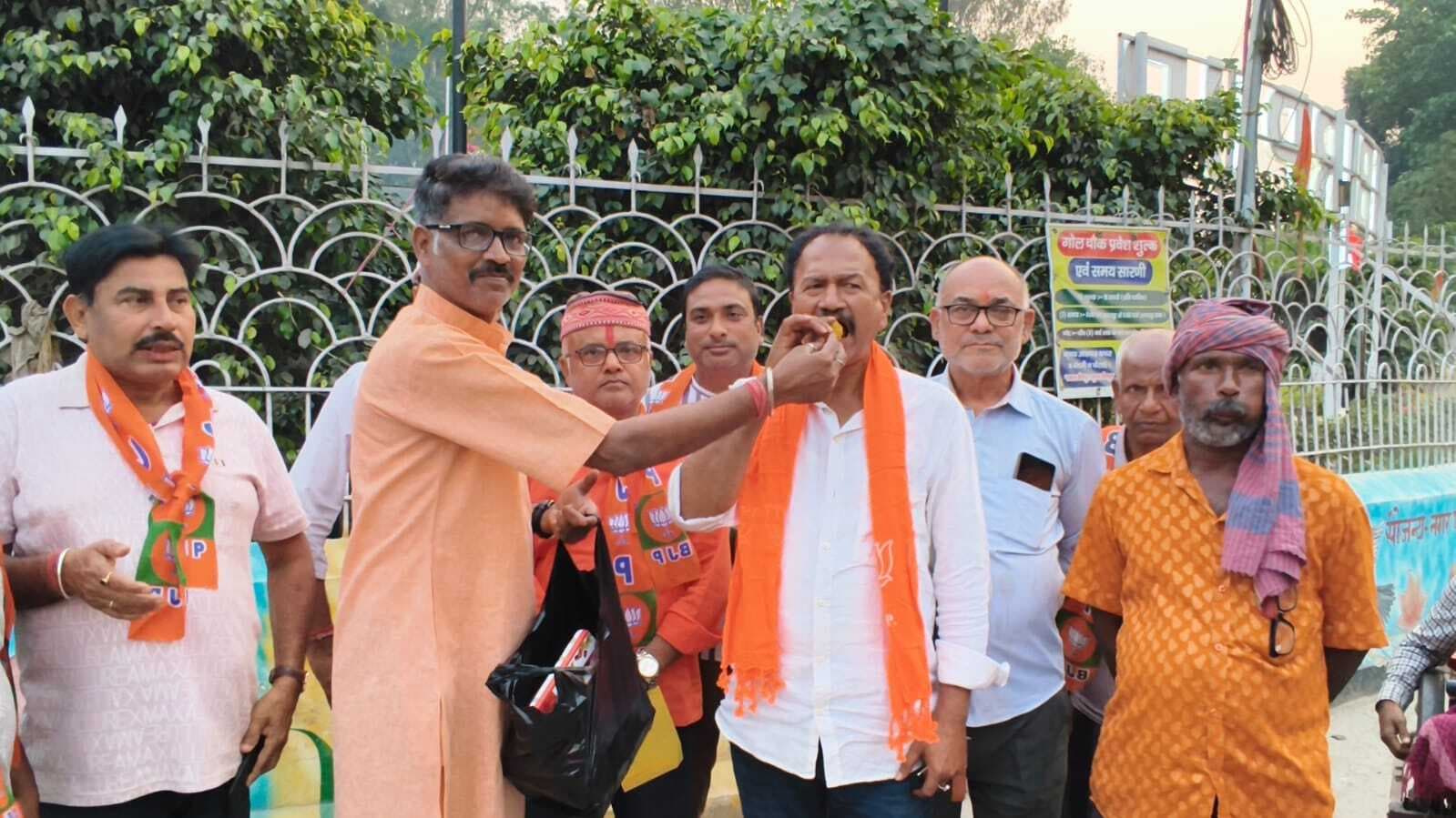 भाजपा कार्यकर्ताओं ने मिठाई बांटकर किया खुशी का इजहार