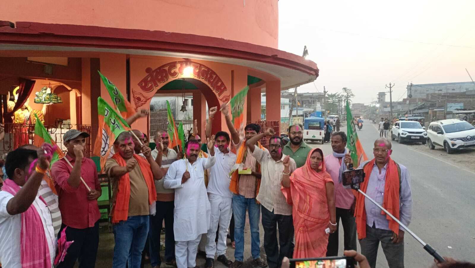 भाजपा कार्यकर्ताओं ने बाजार भ्रमण कर मनाया जश्न