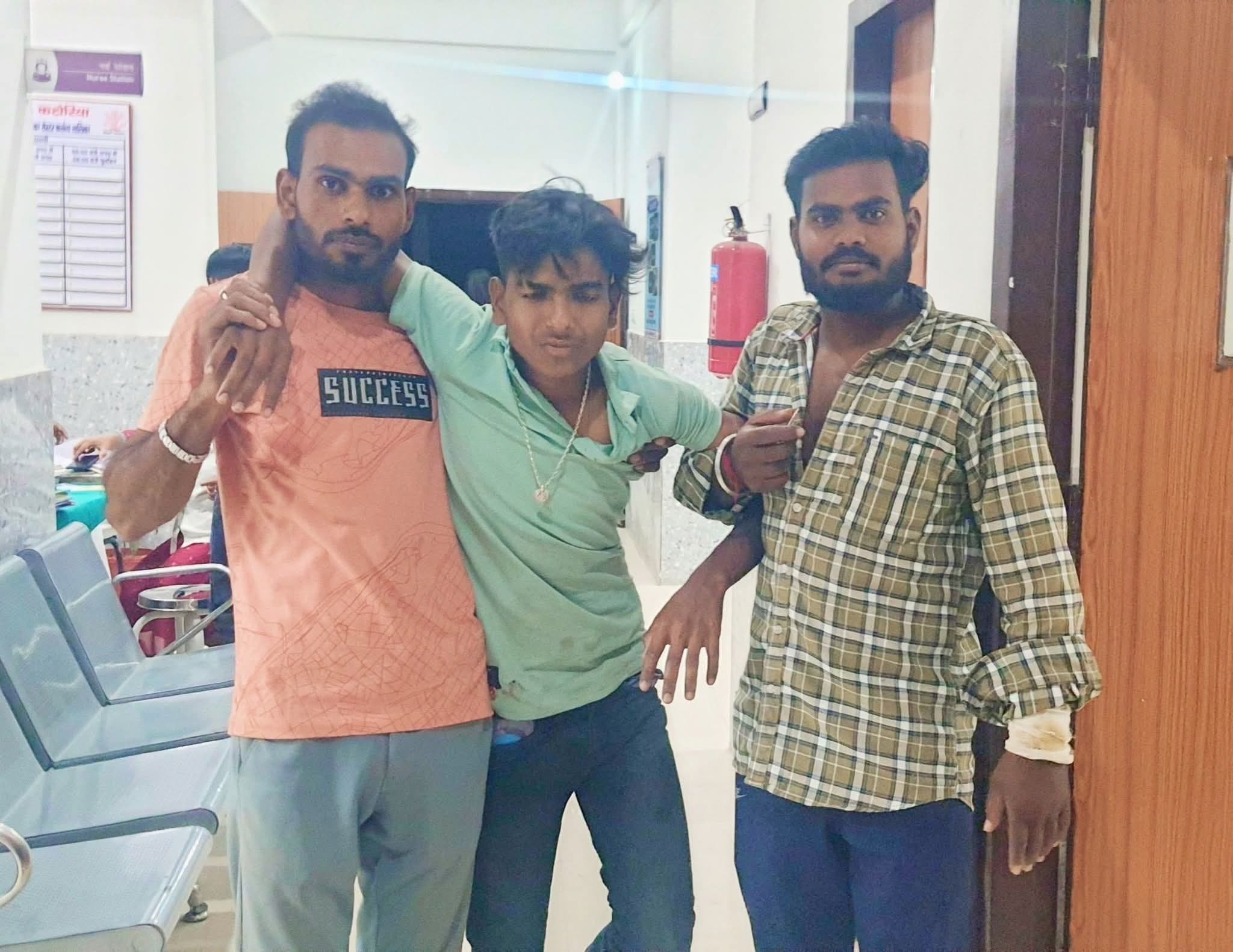 दो बाइक की टक्कर में युवक गंभीर रूप से हुआ घायल