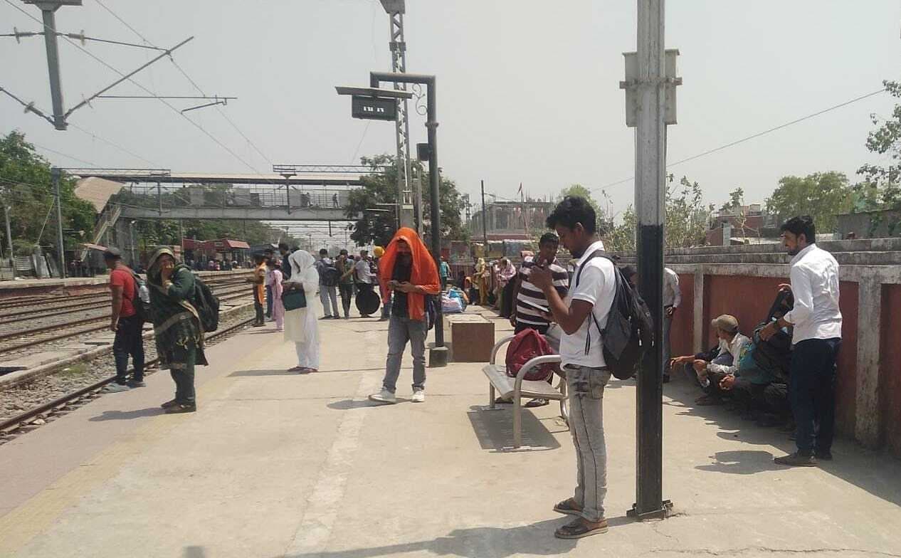 जमुई स्टेशन पर शेड नहीं, तेज धूप में खड़े होने के लिए विवश यात्री