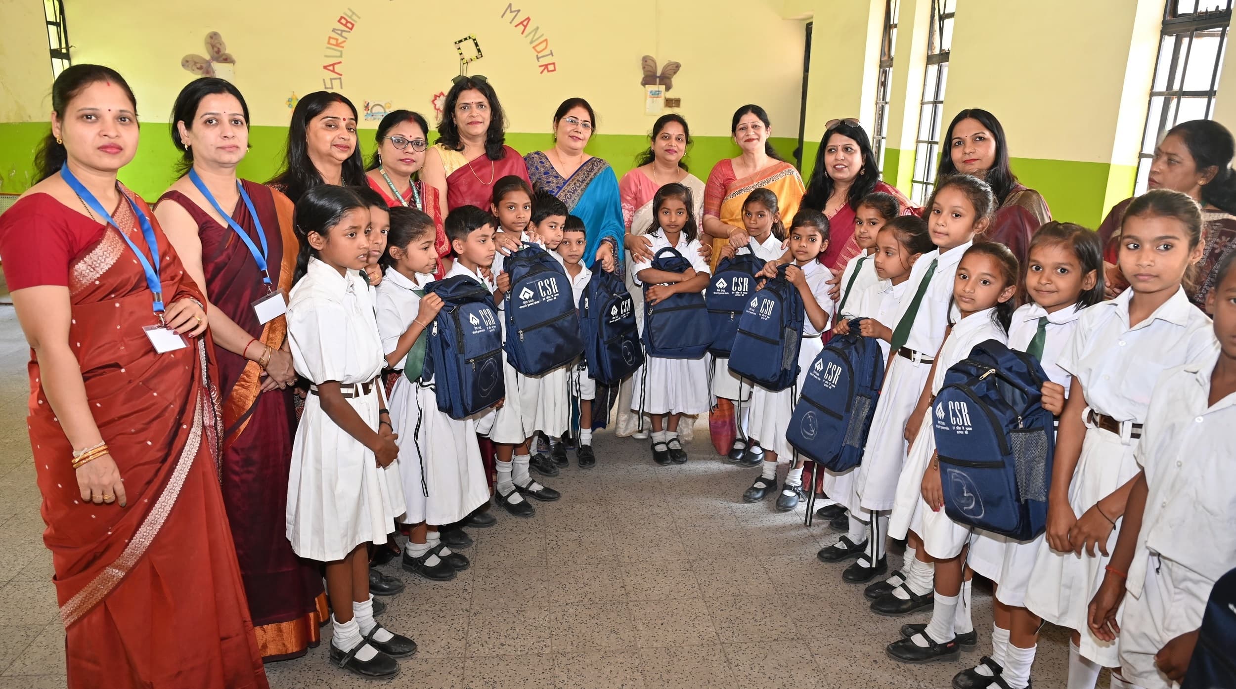 Bokaro News : महिला समिति ने पुस्तक व बैग का किया वितरण