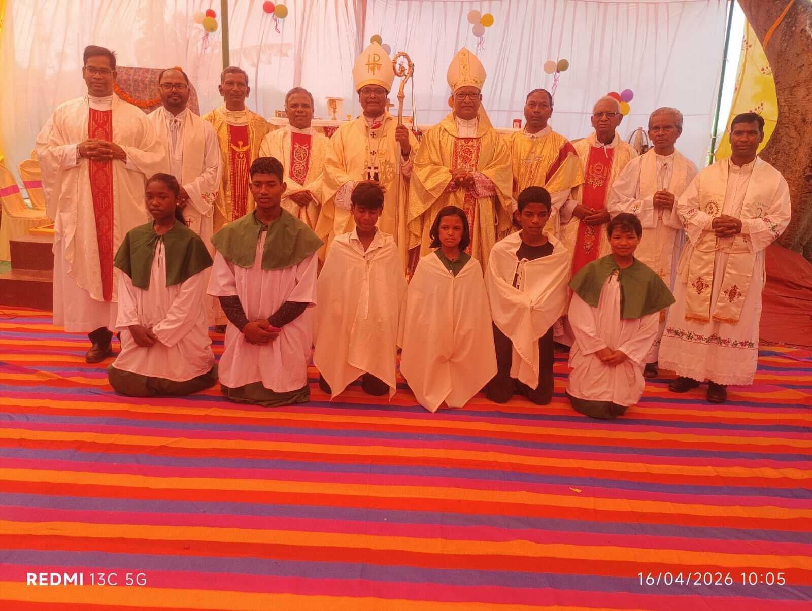 पैतृक गांव पहुंचे आर्चबिशप विन्सेंट आइंद, स्वागत