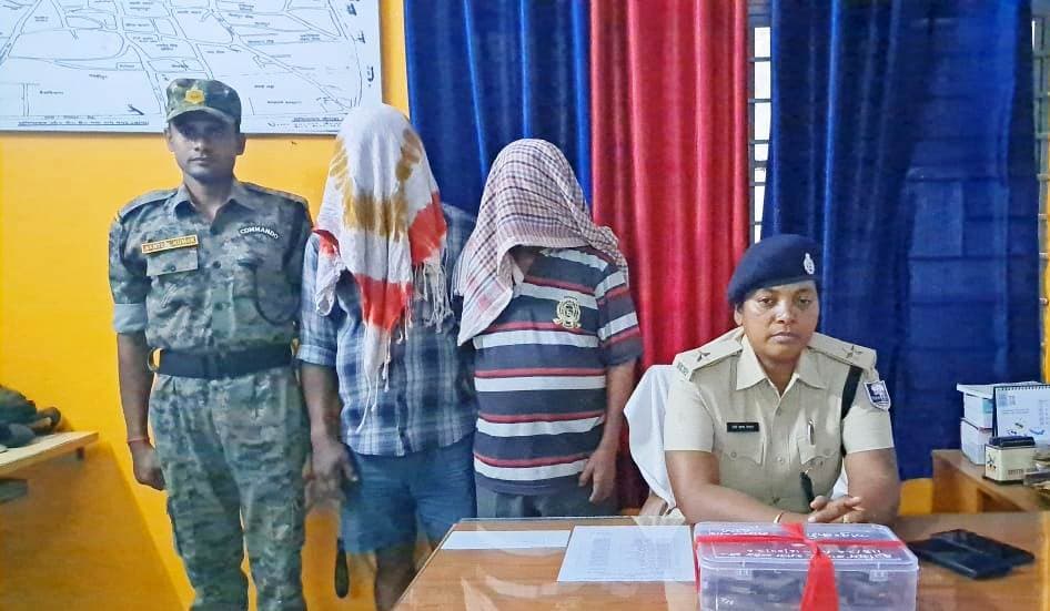 घर के अंदर बना रहा था हथियार, पिता-पुत्र गिरफ्तार