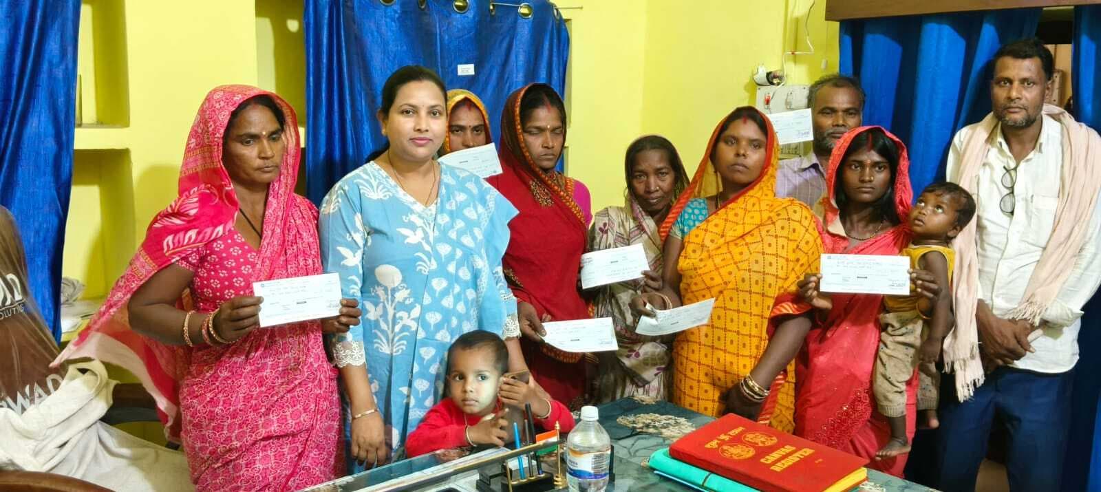 अग्निपीड़ितों को मिली राहत राशि