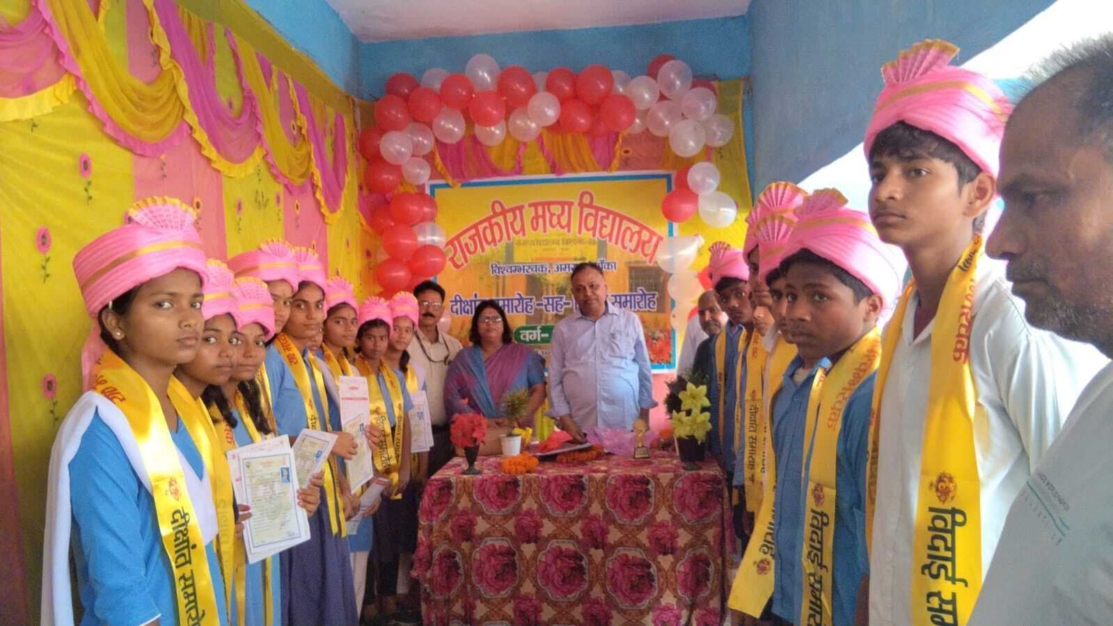 विश्वम्भरचक विद्यालय में दीक्षांत सह विदाई समारोह का आयोजन