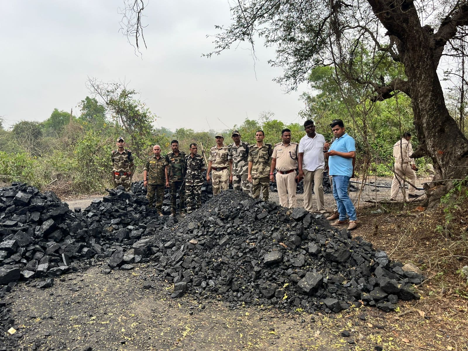 अवैध खदान के समीप डंप 12 टन कच्चा कोयला जब्त