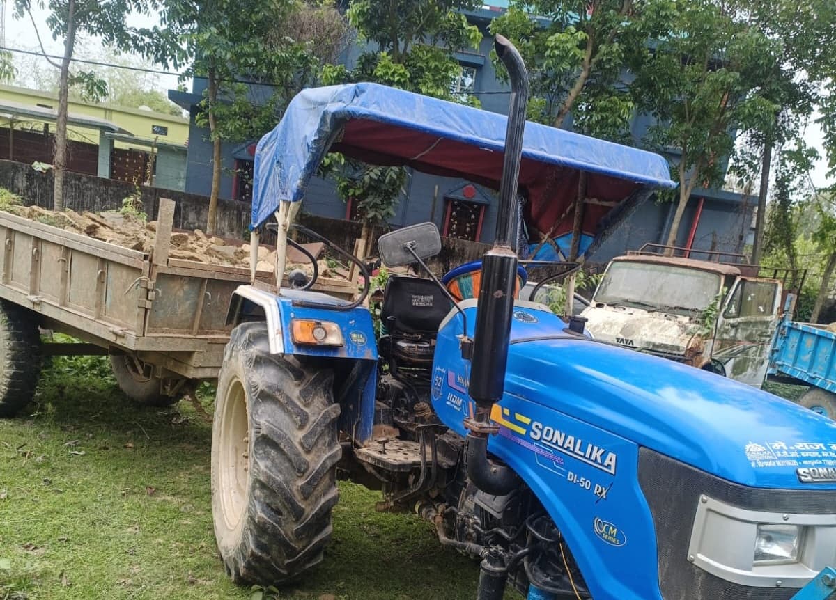 अवैध मिट्टी लदा ट्रैक्टर जब्त