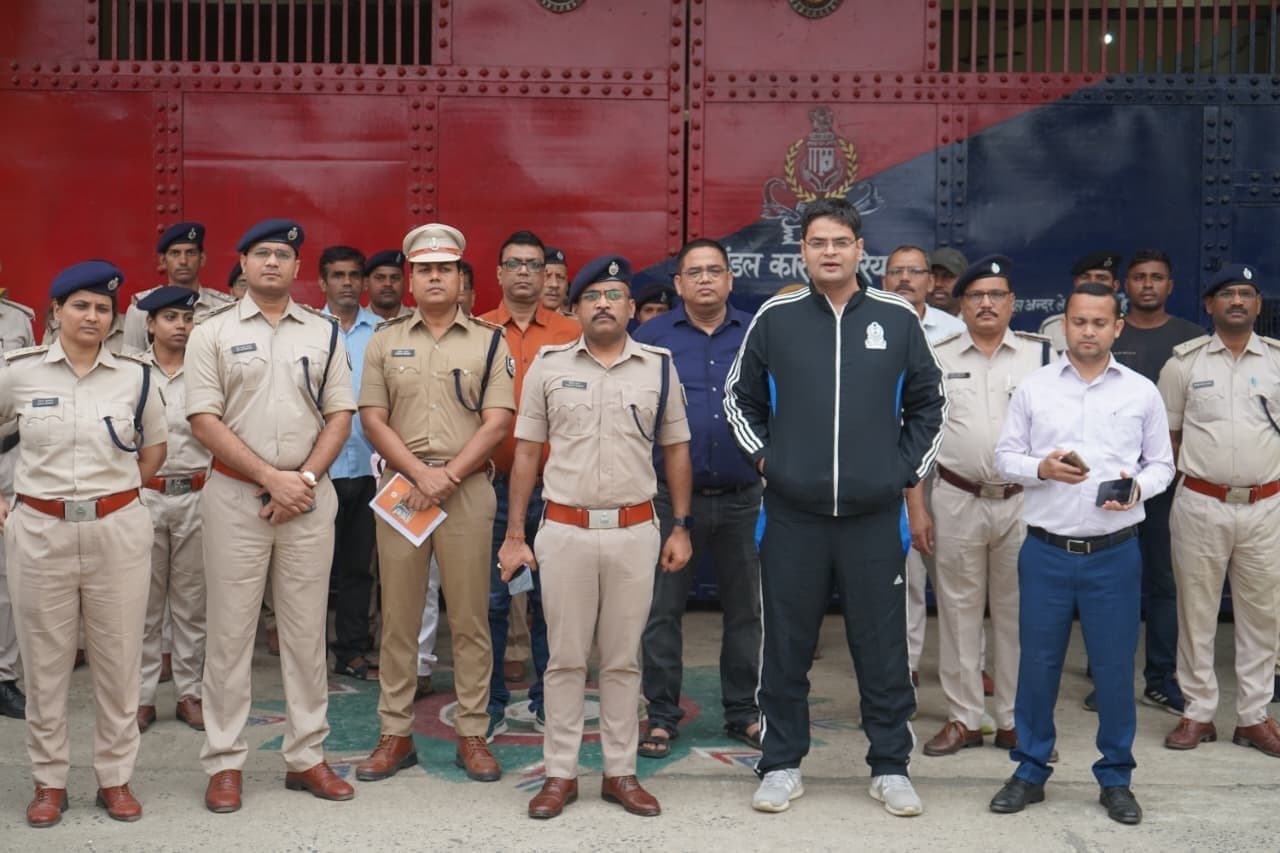 डीएम व एसपी ने किया मंडल कारा का निरीक्षण