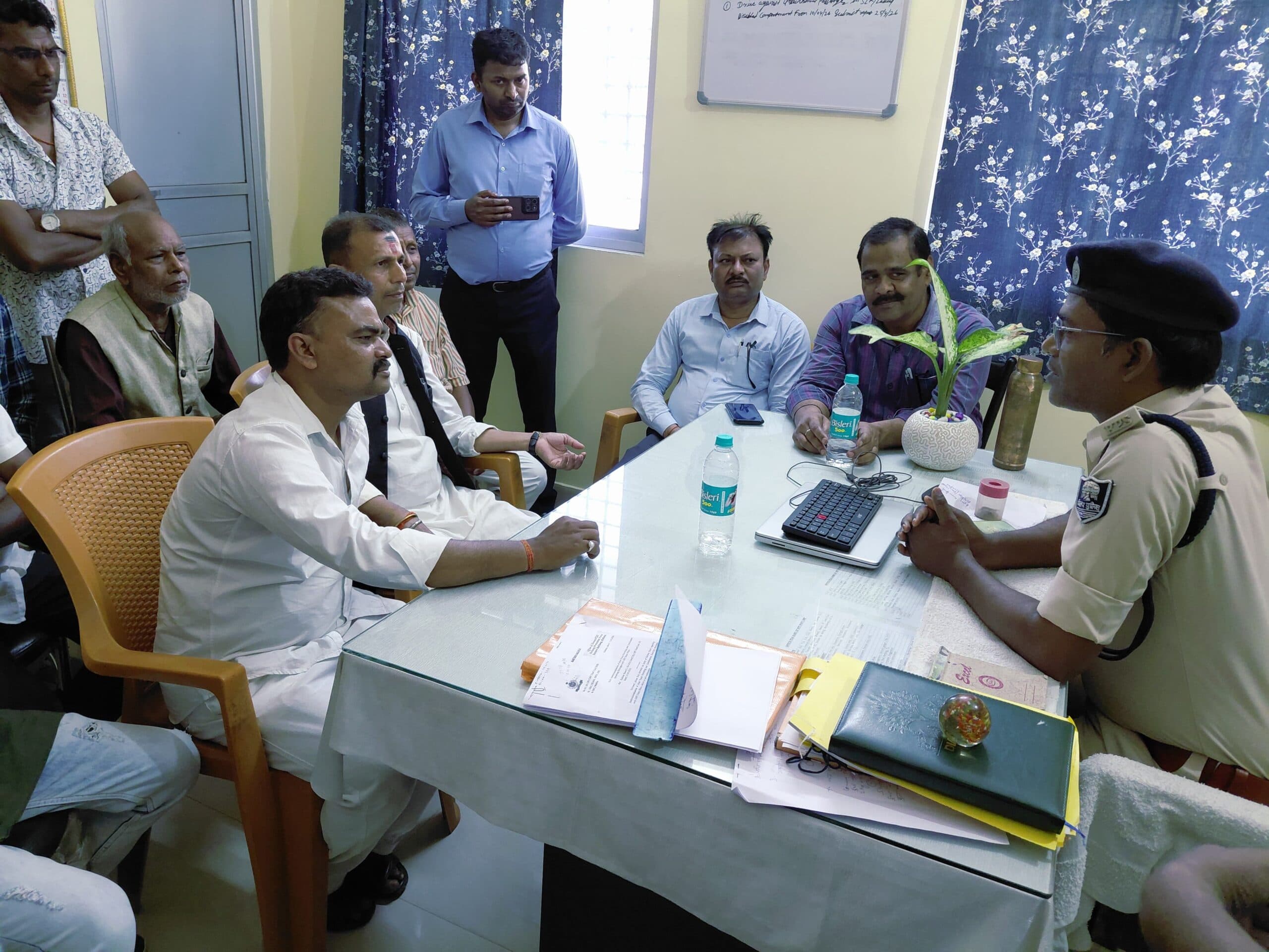 रेल एएसपी व अधिकारियों से वार्ता के बाद टला जीएम का पुतला दहन कार्यक्रम