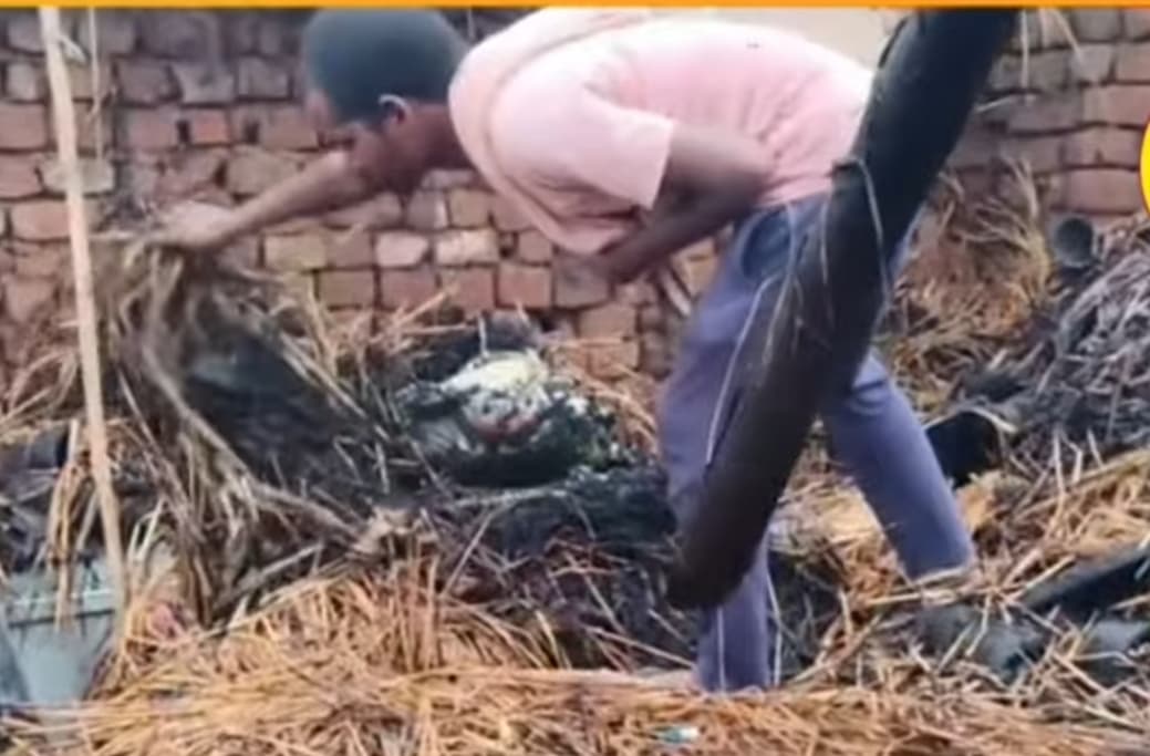 खपरैल घर में लगी आग, संपत्ति के साथ नकदी भी जली