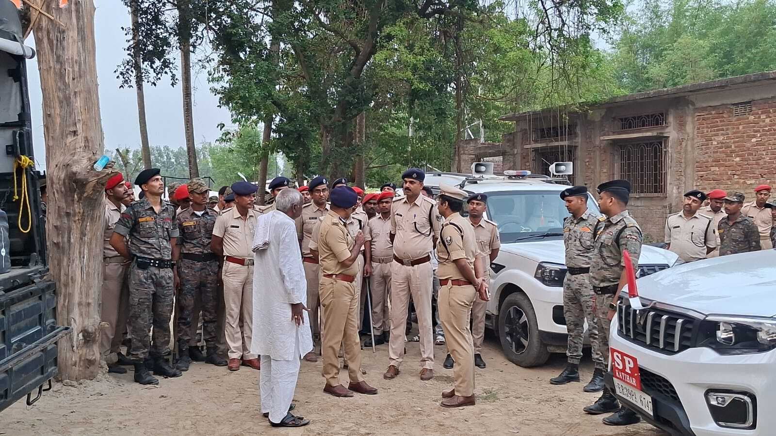 आईजी ने घटनास्थल पर पहुंचकर की पड़ताल, लोगों से की पूछताछ