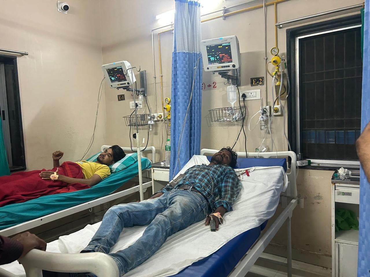 वज्रपात से दो की मौत, एक दर्जन झुलसे