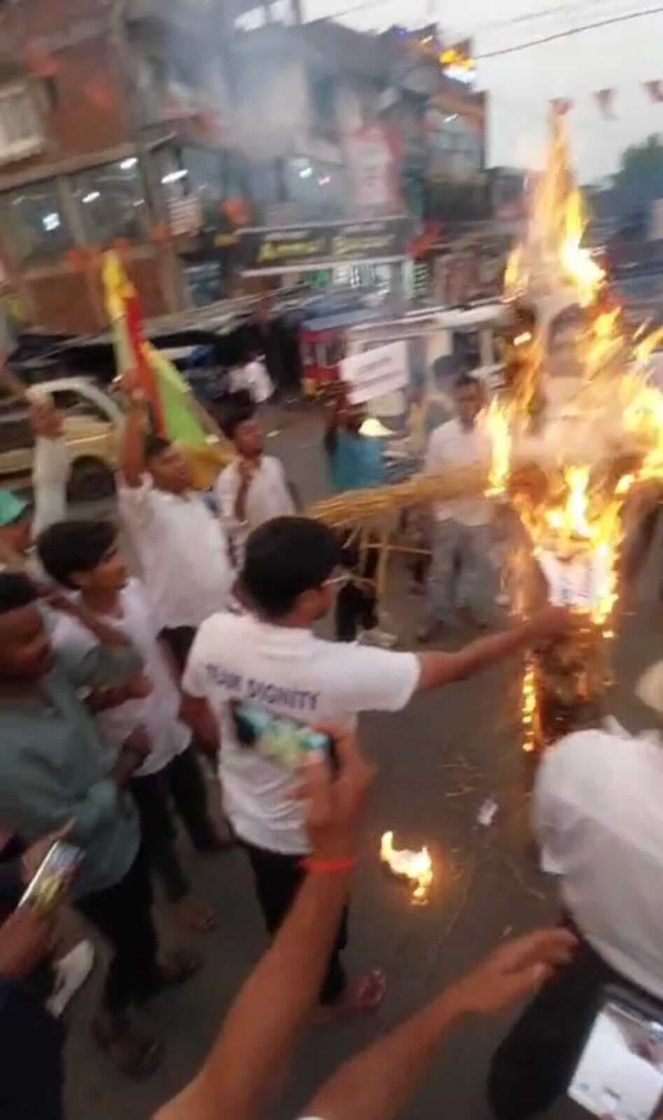 Giridih News :जेएलकेएम ने सीएम का पुतला दहन किया