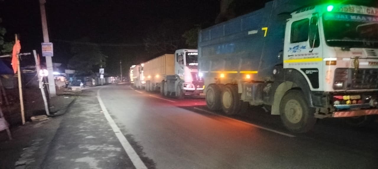 Seraikela Kharsawan News : ट्रक से बाहर निकली लोहे की चादर से वृद्ध गंभीर, ग्रामीणों ने एनएच-220 जाम किया