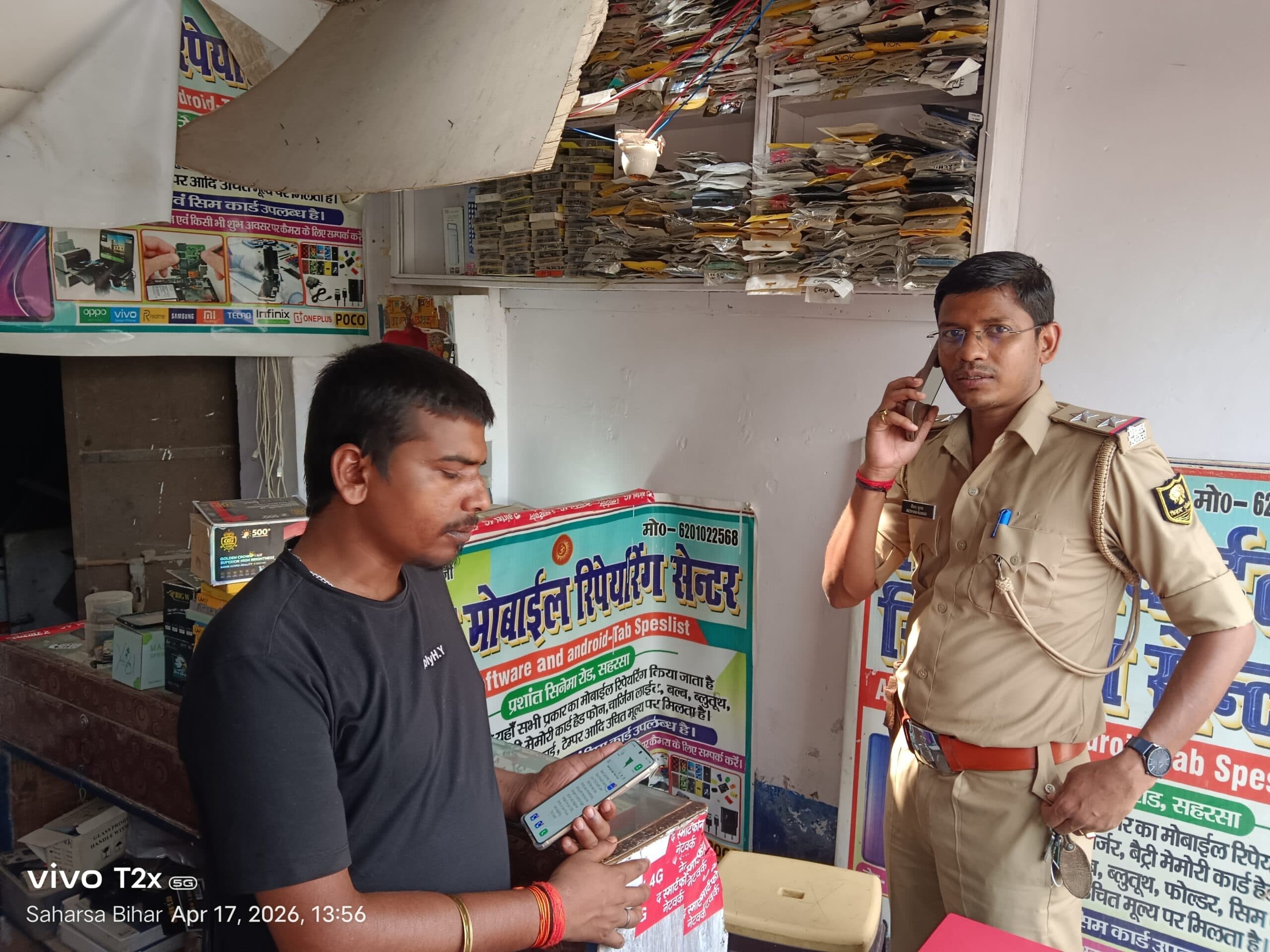 मोबाइल दुकान से चोरों ने की करीब तीन लाख रुपये की मोबाइल की चोरी