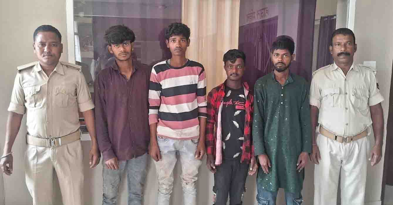 चार शराबी को अनगढ़ पुलिस ने पकड़ा