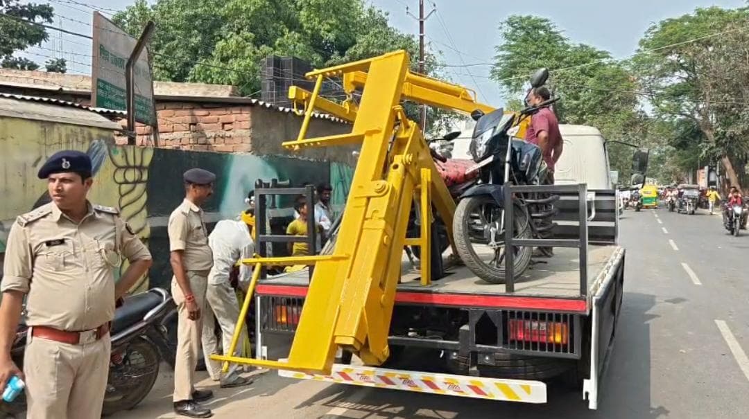 सड़क किनारे वाहन खड़ा करना पड़ेगा महंगा, टोइंग वैन से भेजा जायेगा डंपिंग यार्ड